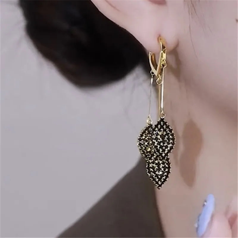 Light Elegant Party Earrings