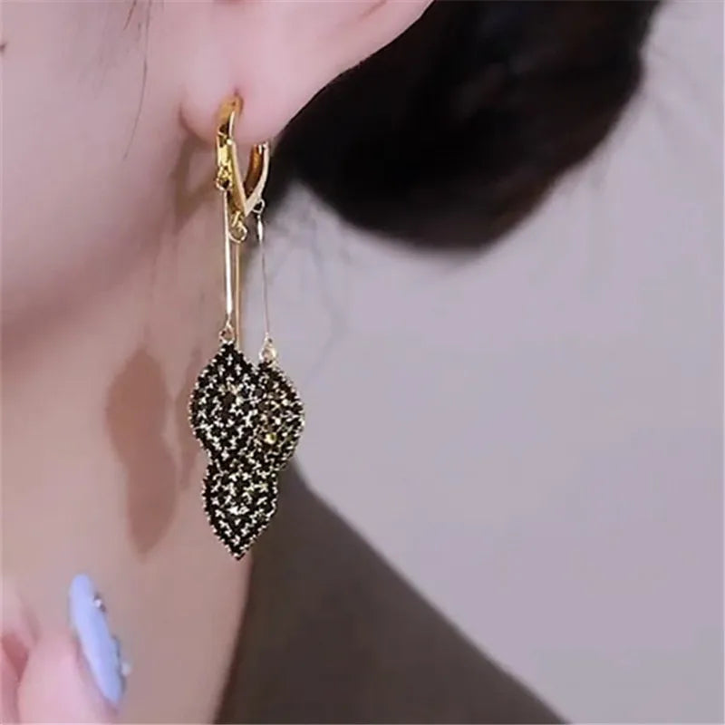 Light Elegant Party Earrings