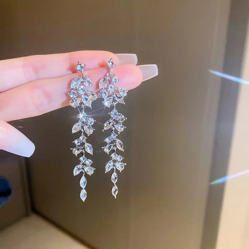 Light Elegant Party Earrings